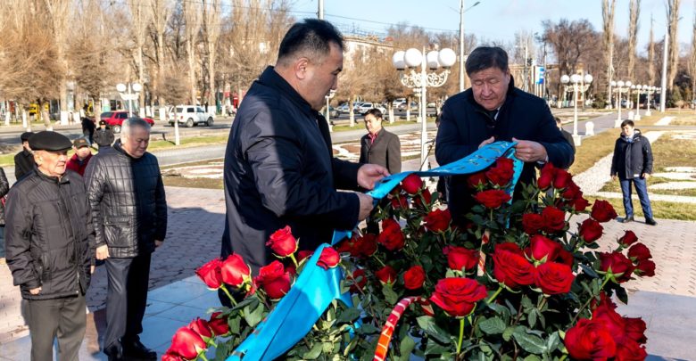 Jambyl eskertkishine gúl shoqtary qoıyldy