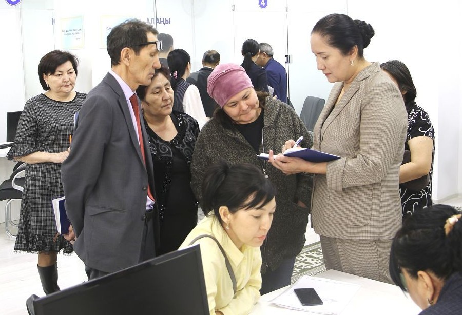 Qala ákimi qoǵamdyq qabyldaý ótkizdi