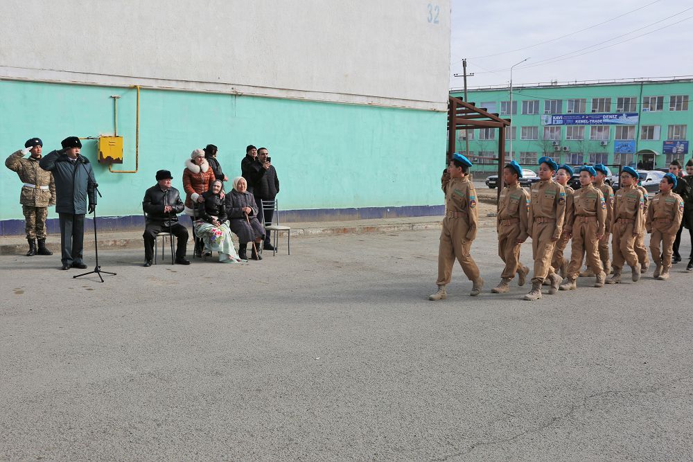 Áskerı qyzmetshiler soǵys ardageriniń týǵan kúnine arnalǵan sherý ótkizdi