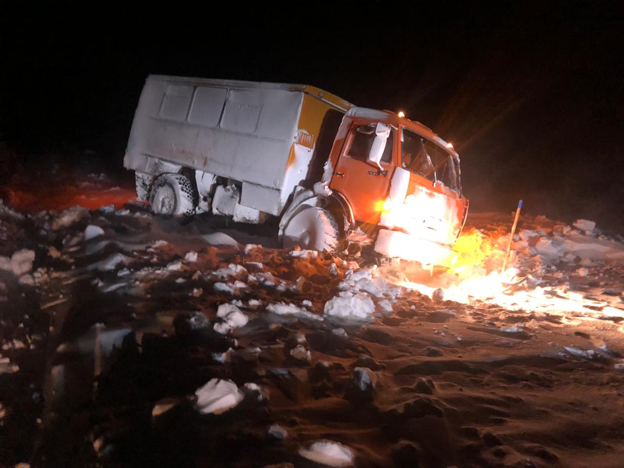 Áskerı qyzmetshiler qar qursaýynan 12 adamdy qutqardy