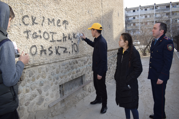 Aqtaýda polıseıler erikti jastarmen birge graffıtı jazýlardy óshirdi