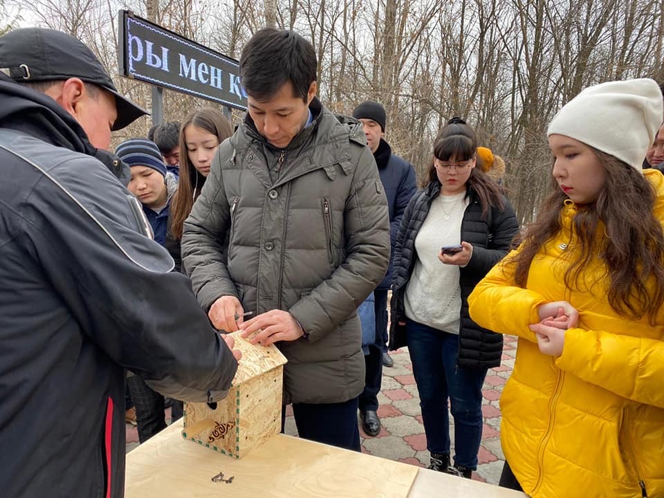 Ǵalı Esqalıev qustarǵa arnalǵan uıa ornatty