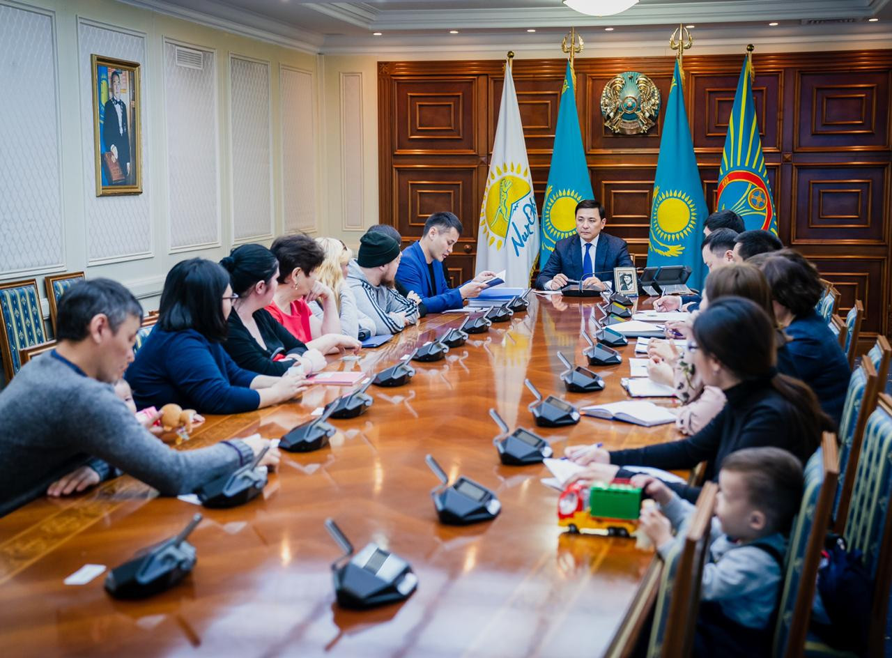 Elorda ákimi Altaı Kólginov balalar úıiniń túlekterimen kezdesti