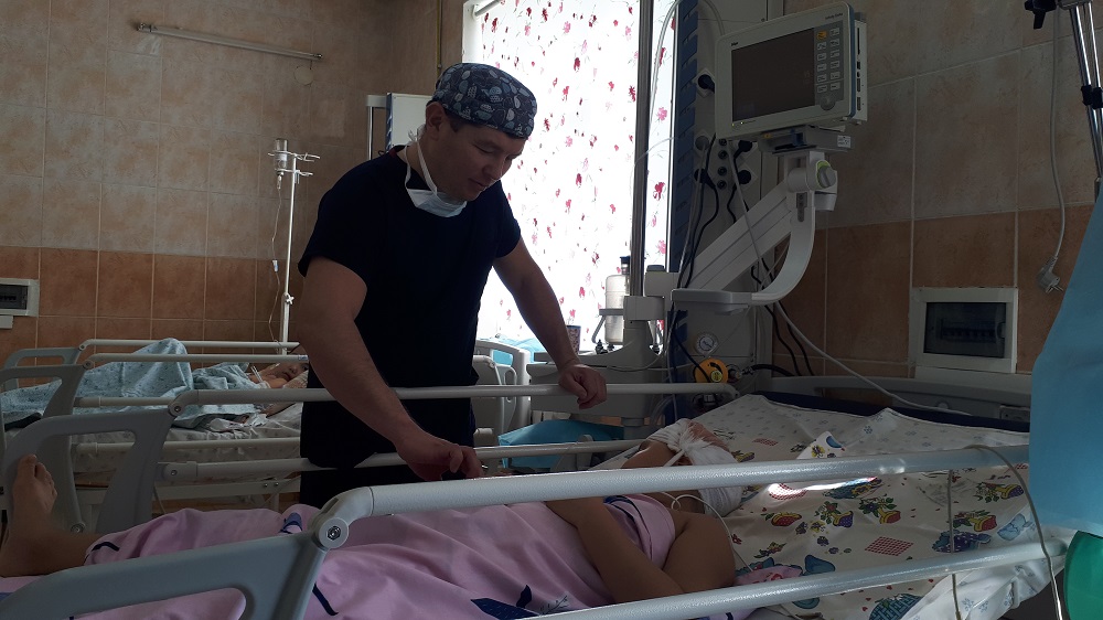 Aqtaýda 7 jasar qyz balaǵa kúrdeli ota jasaldy