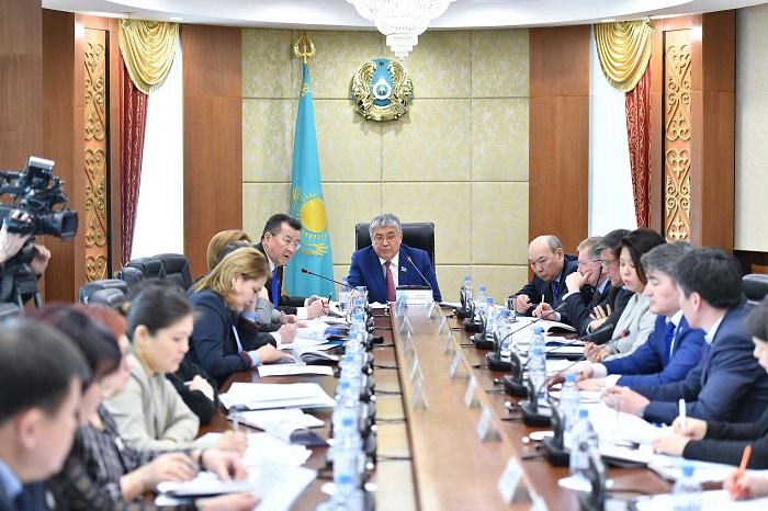 Senatorlar medısınalyq qyzmetterdiń baǵasyn belgileý máselesin kóterdi