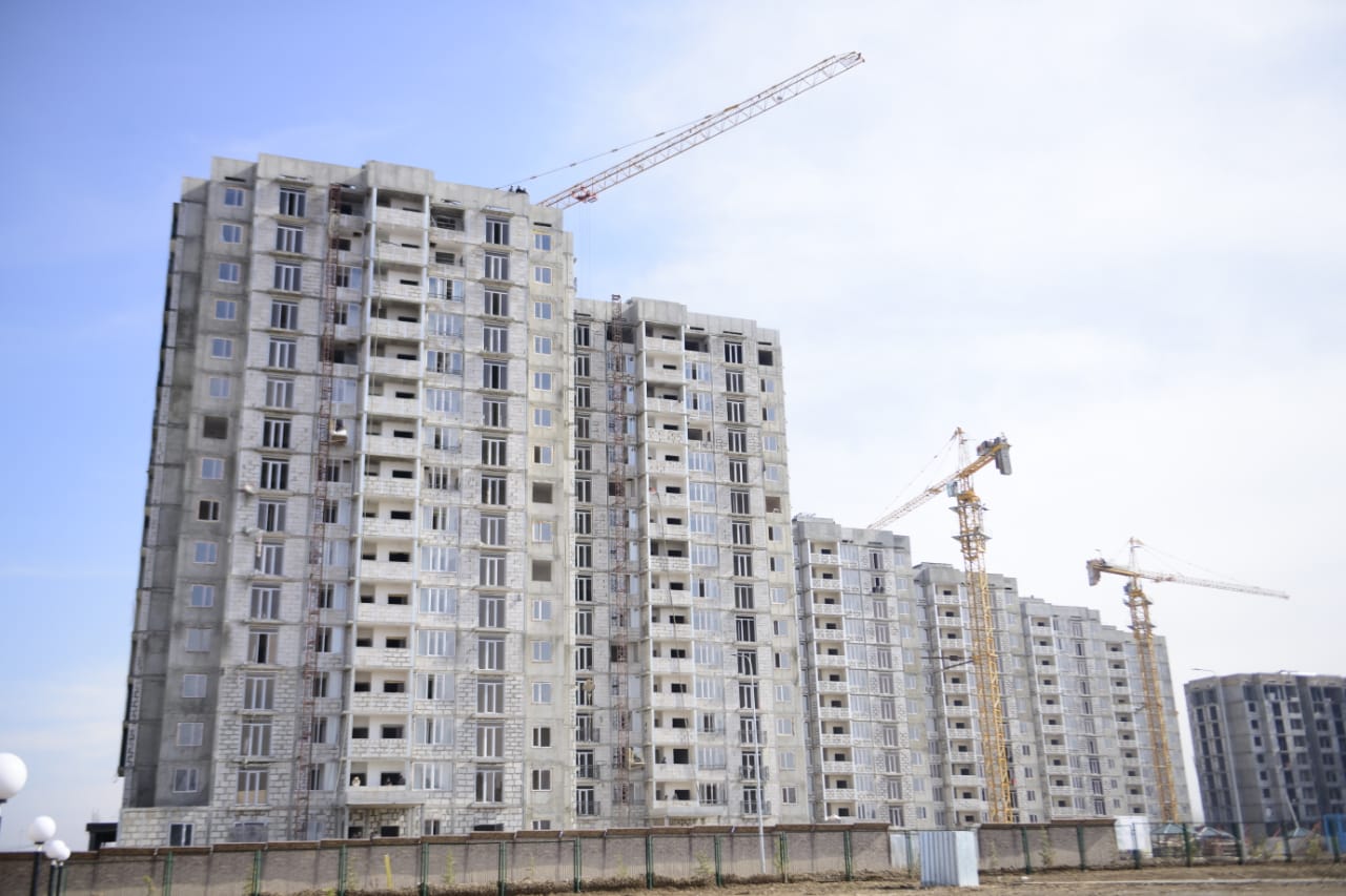 Murat Áıtenov Shymkentte qurylysy qarqyn alǵan birqatar nysandy aralady