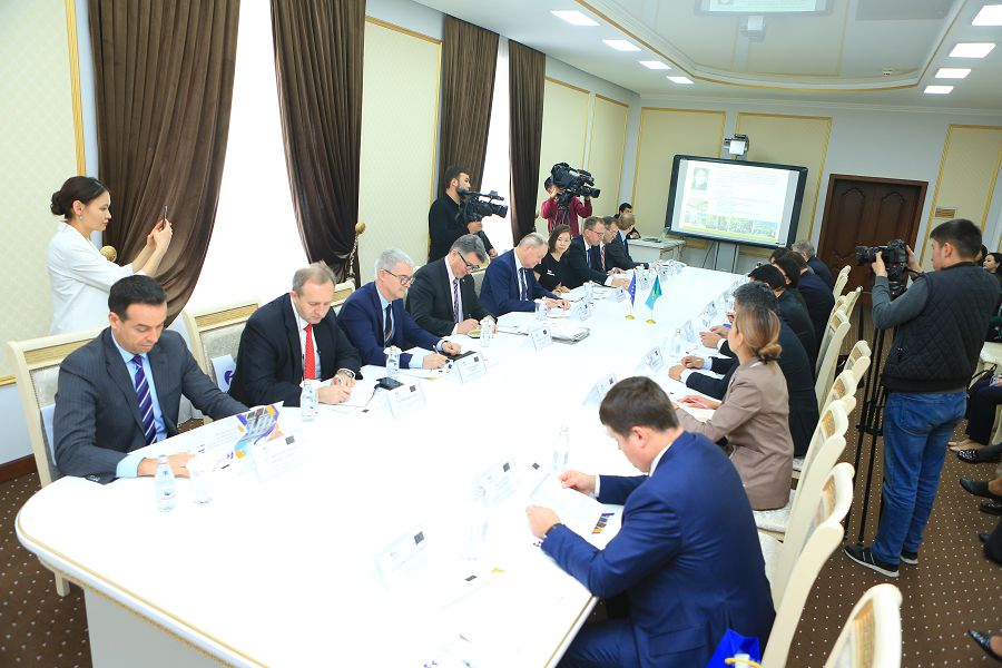 Eýropalyq Odaq ókilderi Shymkenttegi joǵary oqý ornynyń oqý-oqytý bazasymen tanysty