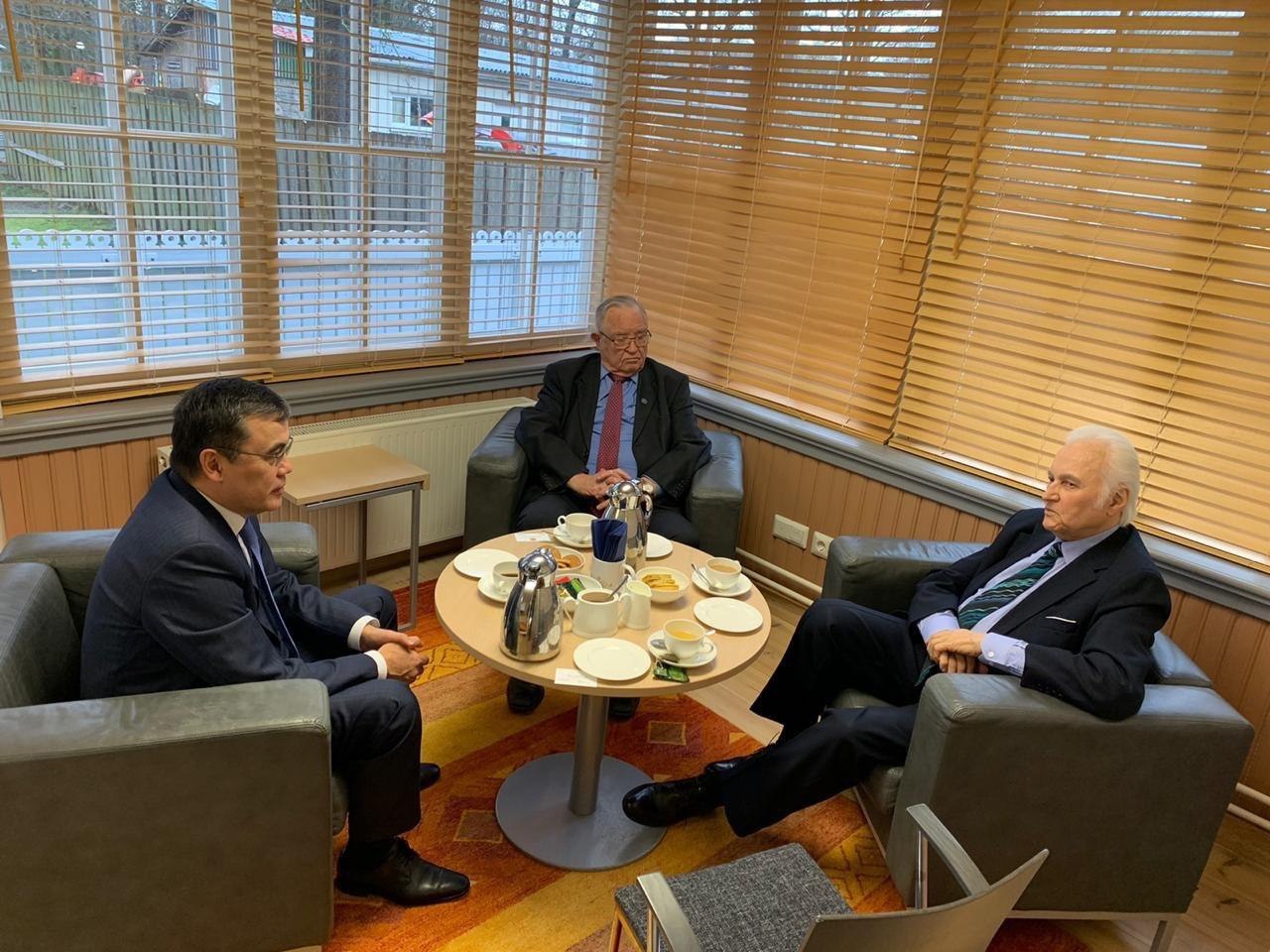 Qazaqstan Elshisi Estonııanyń eks-Prezıdentimen kezdesti