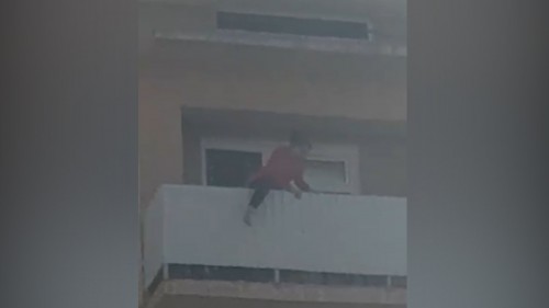 Túrkistandyq polıseıler 5-qabattan sekirmekshi bolǵan áıeldi qutqardy (vıdeo)