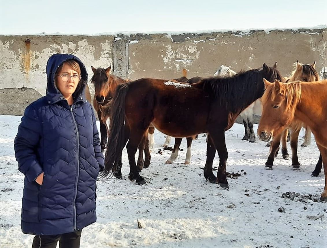 Irgeli istiń basyndaǵy isker áıelder