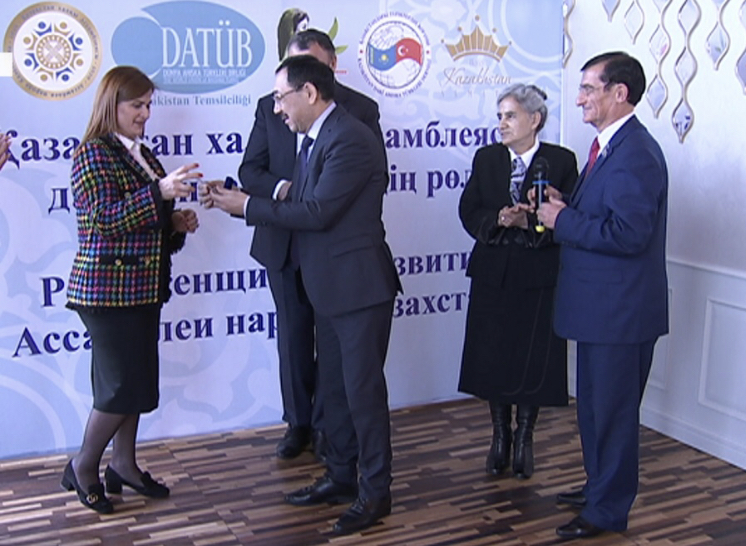 Túrik etno-mádenı uıymy áıelder qaýymyn tól merekesimen quttyqtady