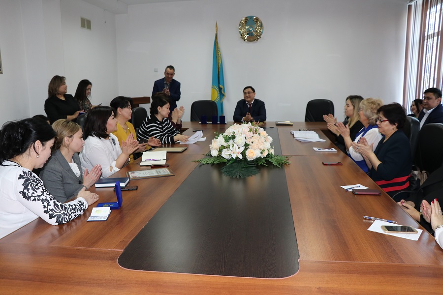 Almatyda bir top qyz-kelinshek marapattaldy