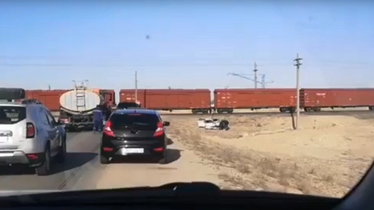 Mańǵystaýda júk poıyzy men avtokólik soqtyǵysty