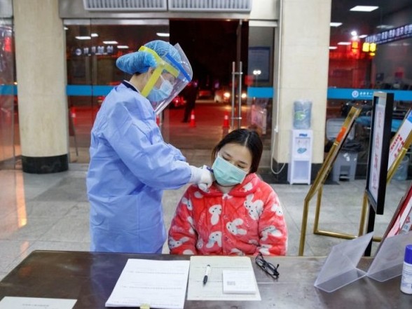 «Qaıda ekenin bilemiz»: Koronavırýs juqtyrǵan azamattarmen bir bortta bolǵan jolaýshylar karantınge jatqyzylady