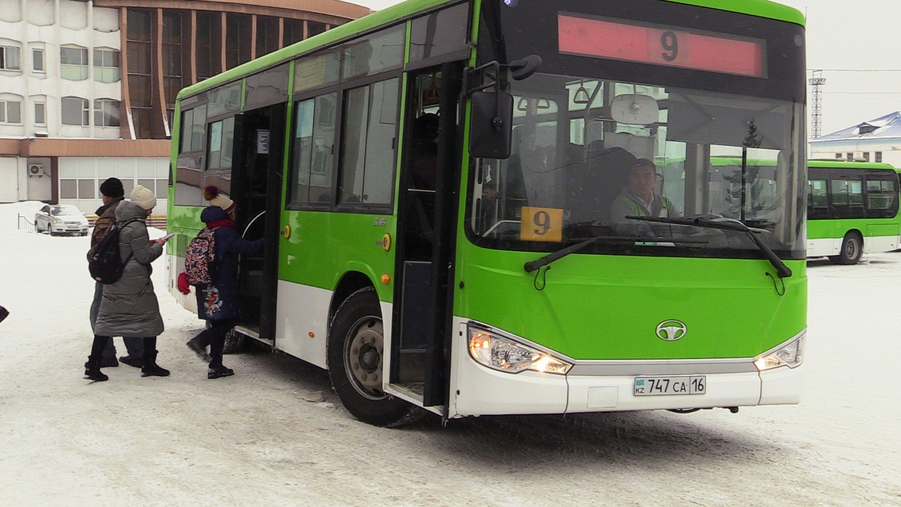 Semeıde avtobýstar kúnine 3 ret dezınfeksııalanýda