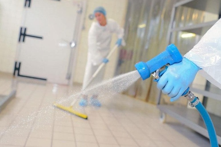 Almatyda adamdar kóp shoǵyrlanǵan jerler dezınfeksııalanady