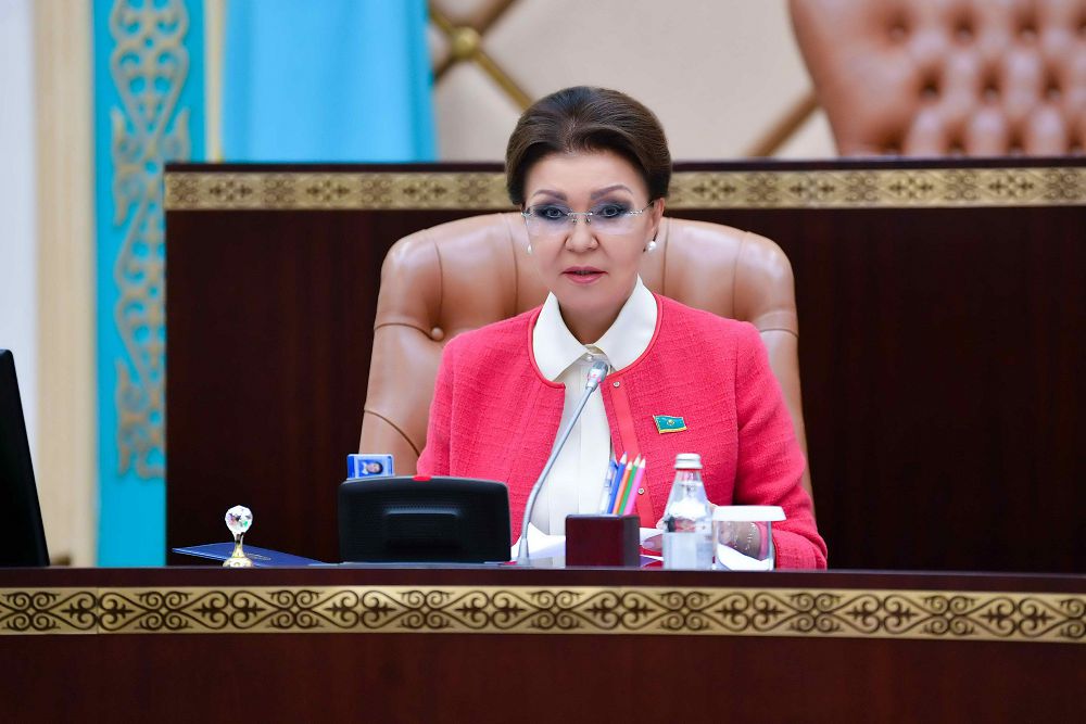 Senatorlar bir kúndik eńbekaqysyn koronavırýspen kúres qoryna aýdardy