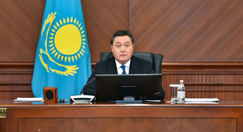 Premer-Mınıstr kásipkerlerdi salyqtan bosatatyn Qaýlyǵa qol qoıdy