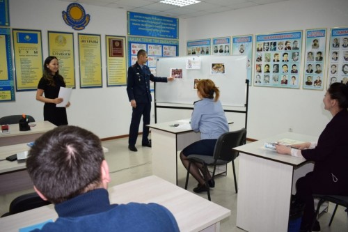 Polıseıler arasynda Naýryz meıramyna oraı qazaq tilinen ashyq sabaq ótkizildi