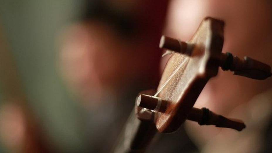 Elordalyq ónerpaz balkonda turyp, dombyramen án shyrqady