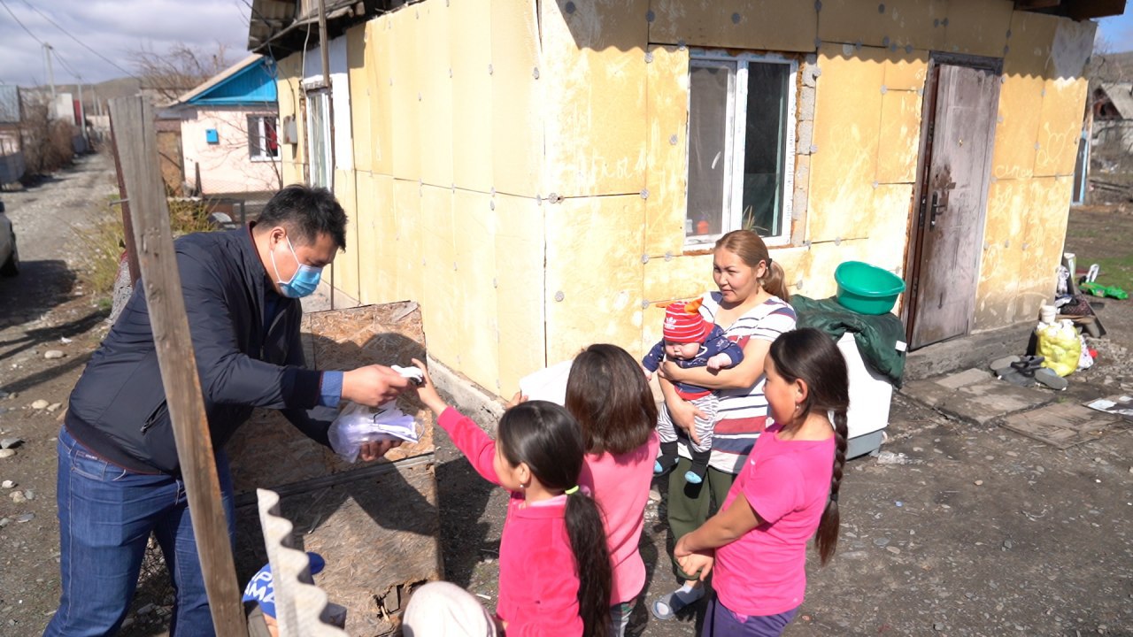 Jetisý eriktileri muqtaj jandarǵa kómek berýge jumylýda