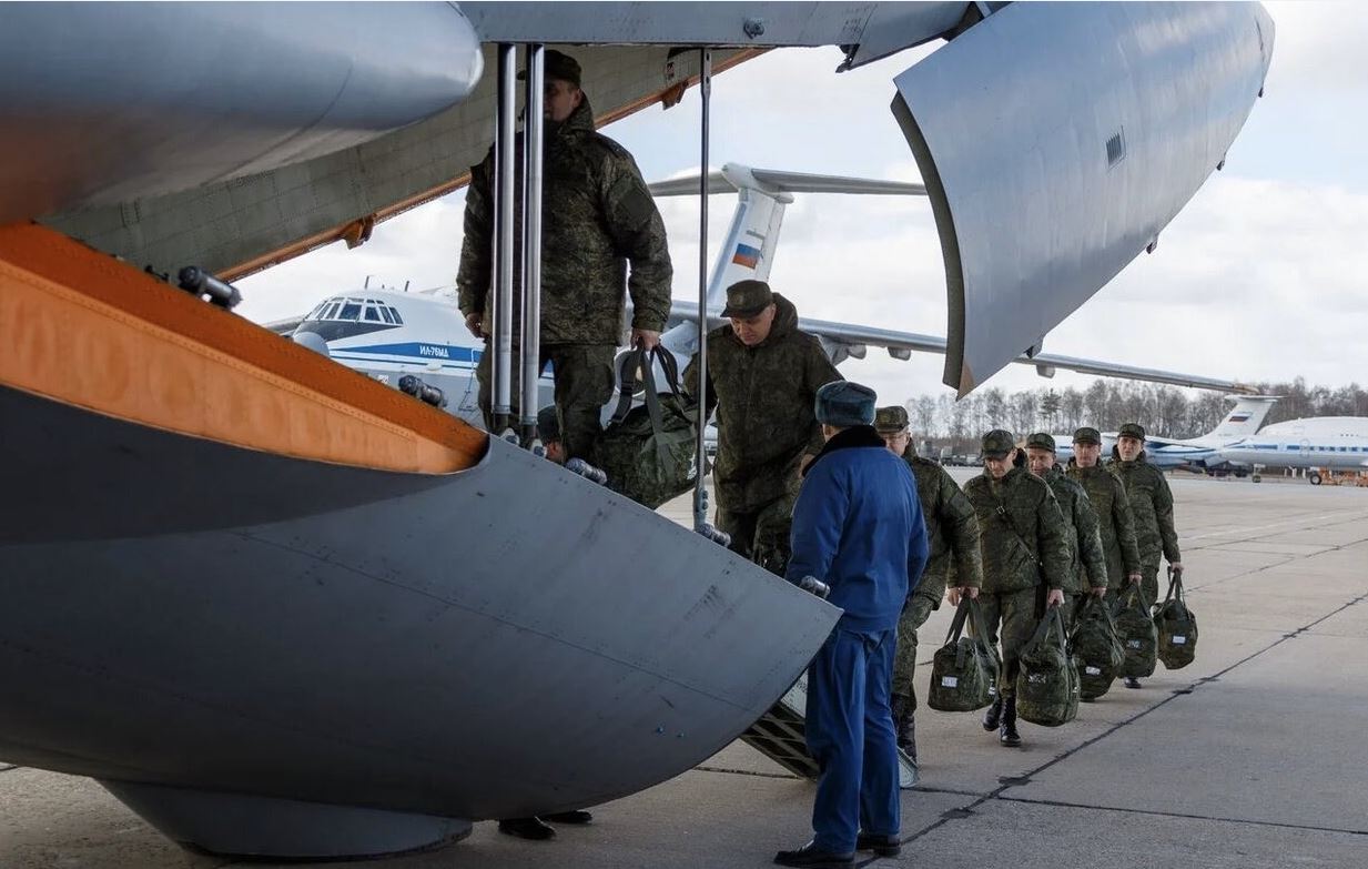 Reseı áskerı mamandaryn Italııaǵa koronavırýspen kúreske attandyrdy