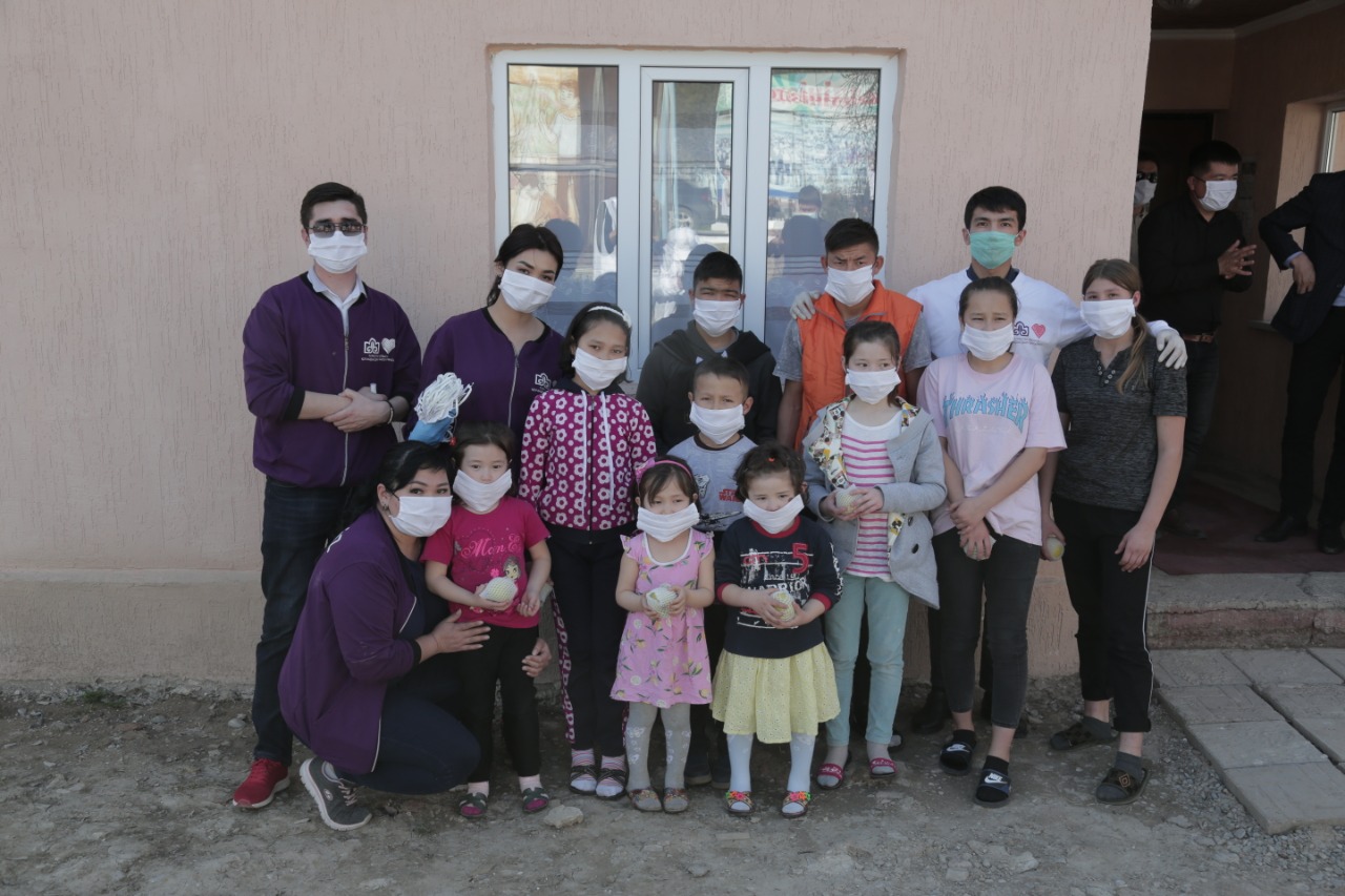 Túrkistandyq jastar qazirgi jaǵdaıda asa qajetti zattardy taratýda