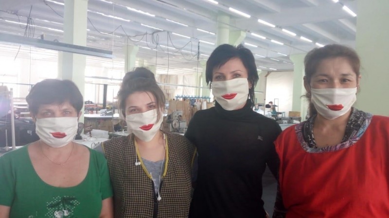 Qaraǵandylyq ismerler «Ket, COVID-19!» degen jazýy bar maskalar tige bastady