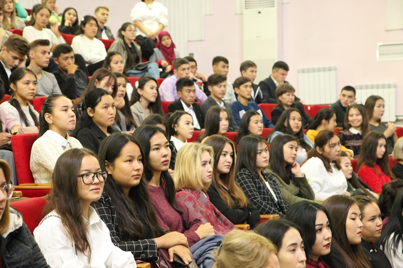Elimizdegi stýdentterdiń qashyqtan bilim alý júıesine kóshkenine bir apta boldy