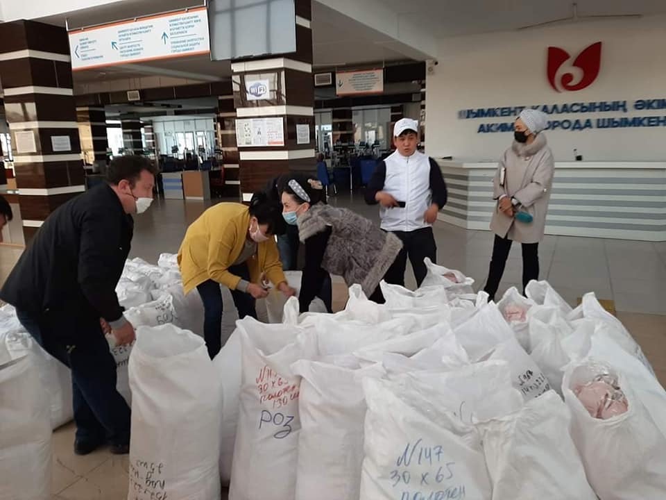Shymkent shahardan Nur-Sultan shaharyna 50 myń medısınalyq betperde jiberildi