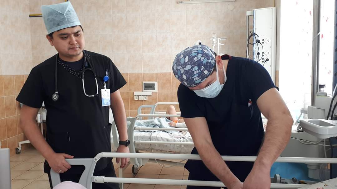 Mereke kúni Aqtaýda 100-ge tarta bala dáriger kómegine júgindi