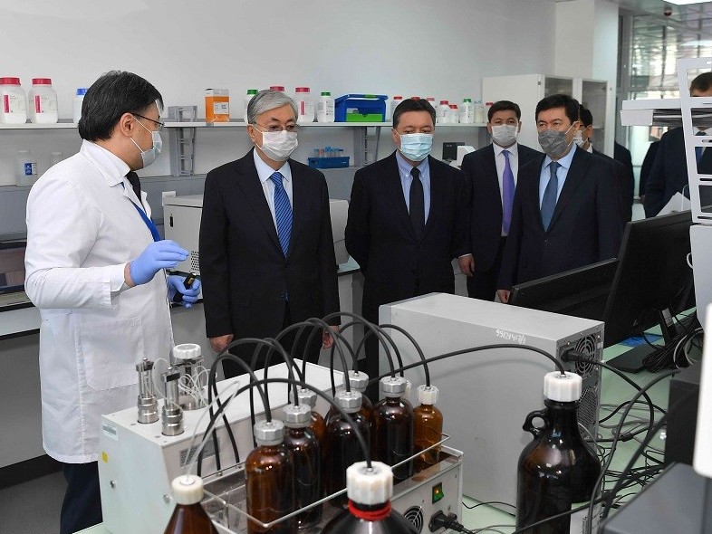 Qasym-Jomart Toqaev Ulttyq bıotehnologııa ortalyǵyna bardy