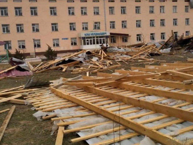 Túrkistan: Daýyl turǵyn úı men áleýmettik nysandardyń shatyryn ushyryp áketti