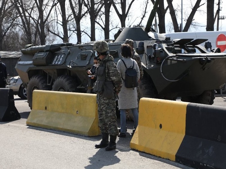 Almaty: Qosymsha shekteý sharalaryn engizýge májbúr