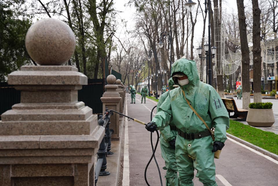 «30 kg júkti arqalap júrý ońaı emes»: Shymkentte dezınfeksııalyq jumystar júrip jatyr