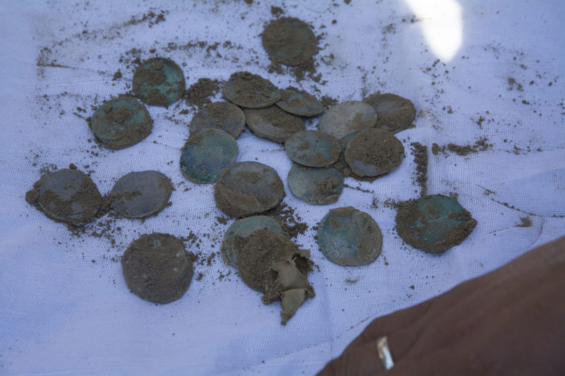 Kúmis teńge kómbesi tabyldy