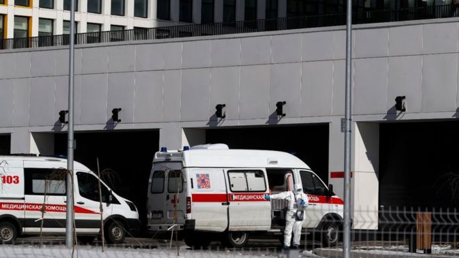 Máskeýde koronavırýs juqtyrǵan 2 adam kóz jumdy