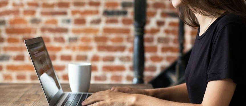 «Platonýs» onlaın oqytý qyzmetin 1 shildege deıin tegin usynbaq