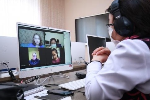 Onlaın dárister jalǵasýda