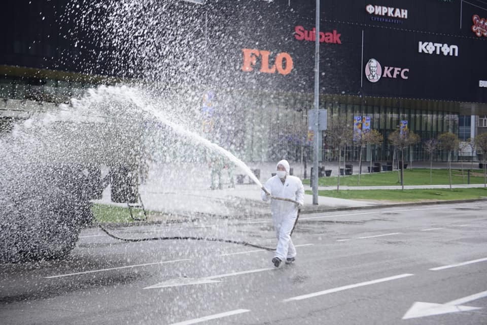 Shymkentte adam kóp shoǵyrlanatyn oryndarǵa dezınfeksııa jasalyndy