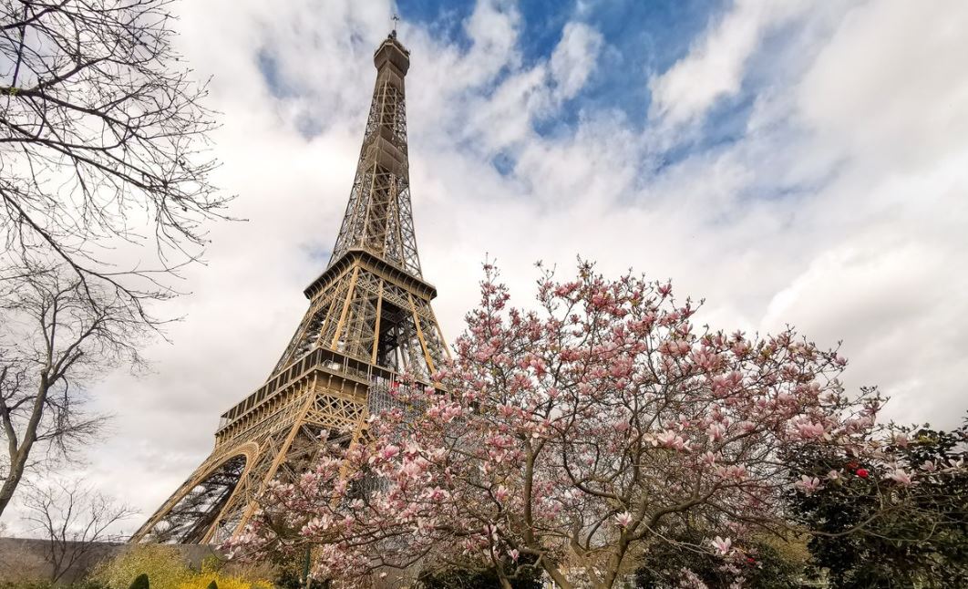 Fransııadaǵy qazaqstandyqtar qıyn jaǵdaıda dıplomattardyń qoldaýyn kúndelikti sezýde