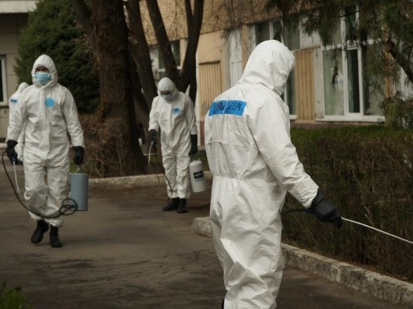 Áýlıeatalyq áskerıler qoǵamdyq oryndardy dezınfeksııalaýda