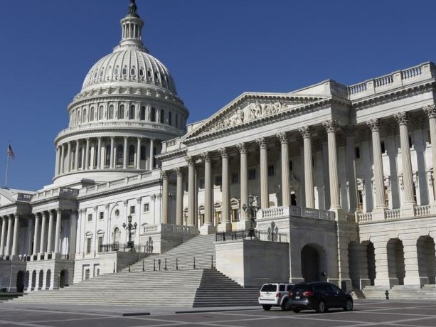 AQSh koronavırýs epıdemııasymen kúreske 2 trln AQSh dollaryn bóldi