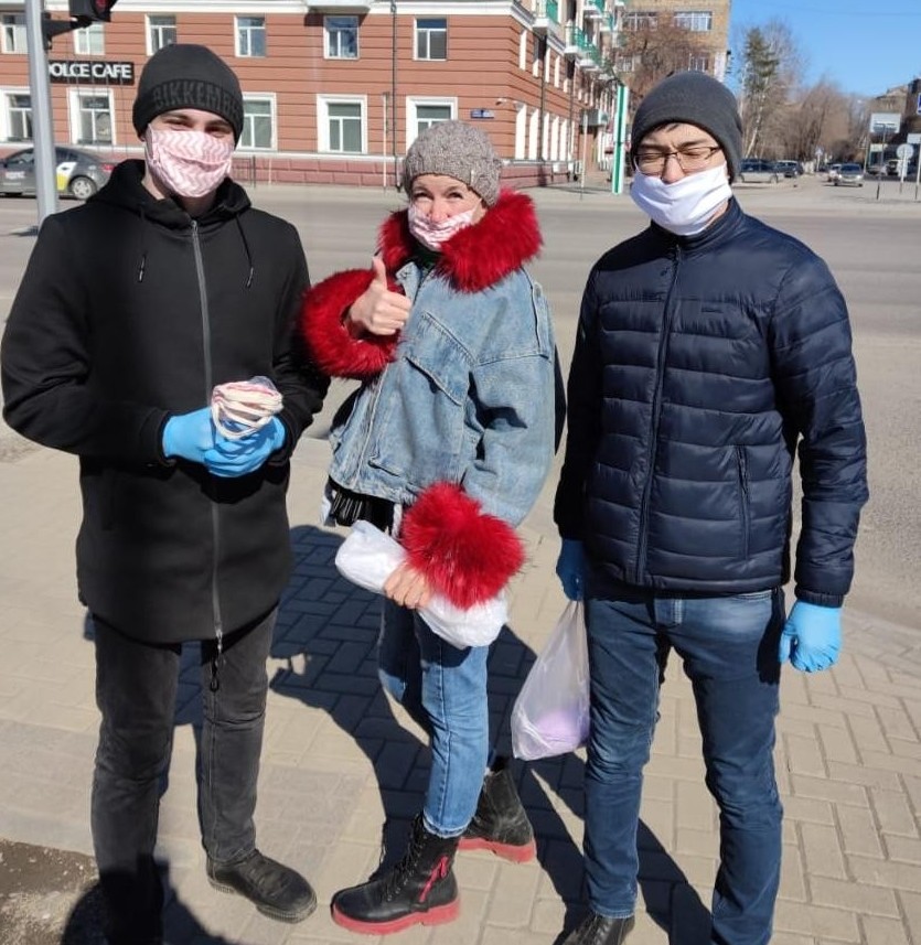 Qaraǵandyda jastar avtobýs júrgizýshilerine maska taratty