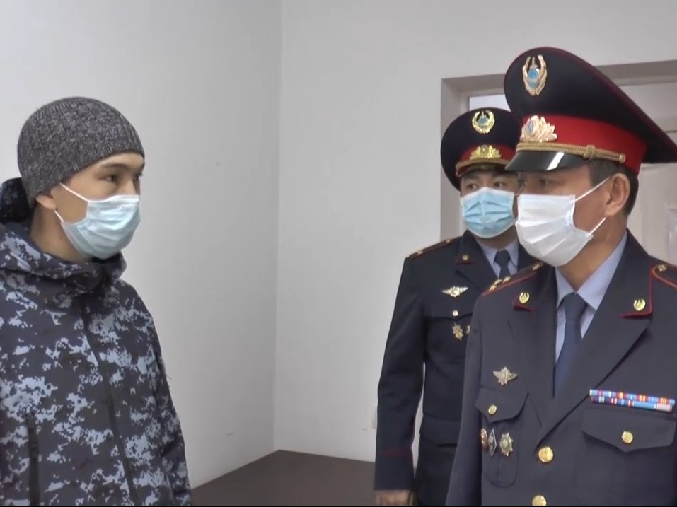 Karantın kezinde jataqhanada jatady