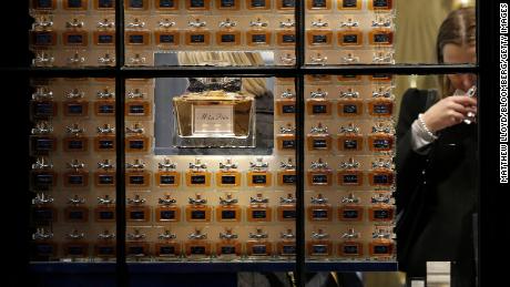 Fransııa: Dior, Guerlain, Givenchy endi betperde tigýge kóshti