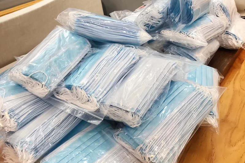 Volonterler 500 myń medısınalyq maskany tegin taratty