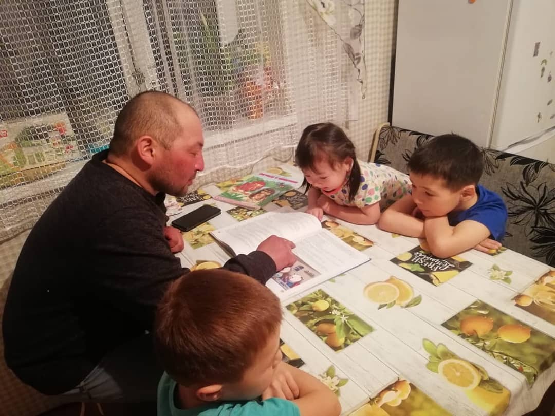 «Ákeler ertegi oqıdy» aksııasy bastaldy