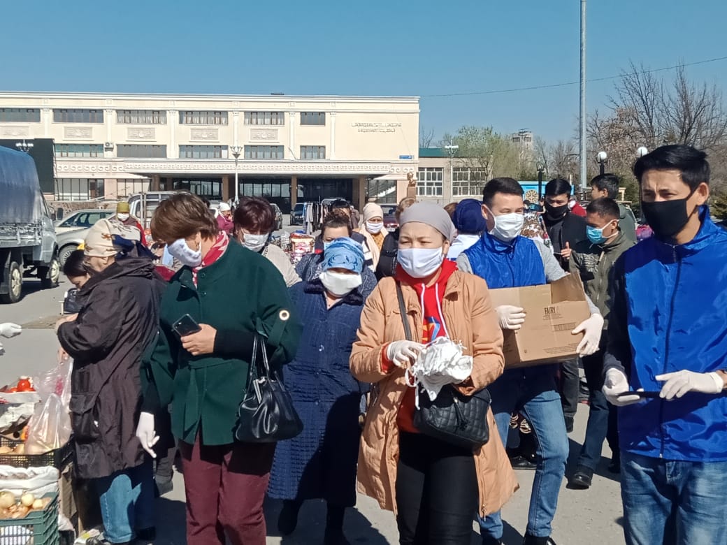 Túrkistan: 80 myńǵa jýyq betperde tegin taratyldy