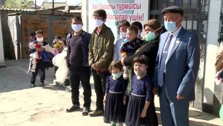 Túrkistan: 11 balanyń anasy «Biz birgemiz!» aksııasyn iske asyrýshylarǵa alǵys aıtýda